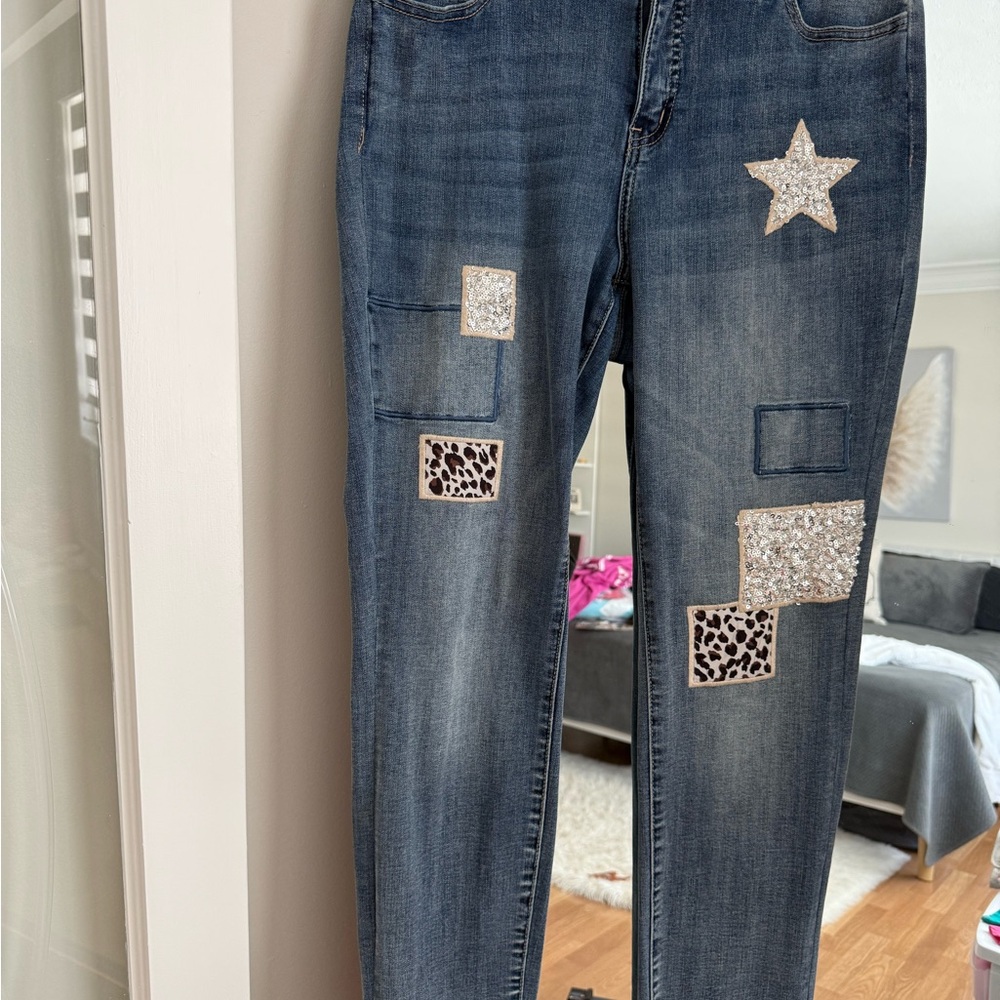 Frank Lyman Stylish Blue Jeans with Patchwork
